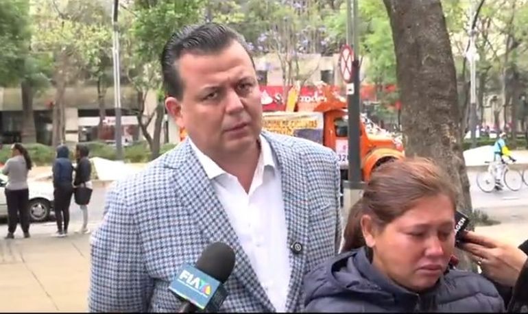 Mayra Buenrostro, madre de la víctima, junto a Guillermo Valencia, dirigente del Partido Revolucionario Institucional (PRI). Mayra Buenrostro, madre de la víctima, junto a Guillermo Valencia, dirigente del Partido Revolucionario Institucional (PRI).