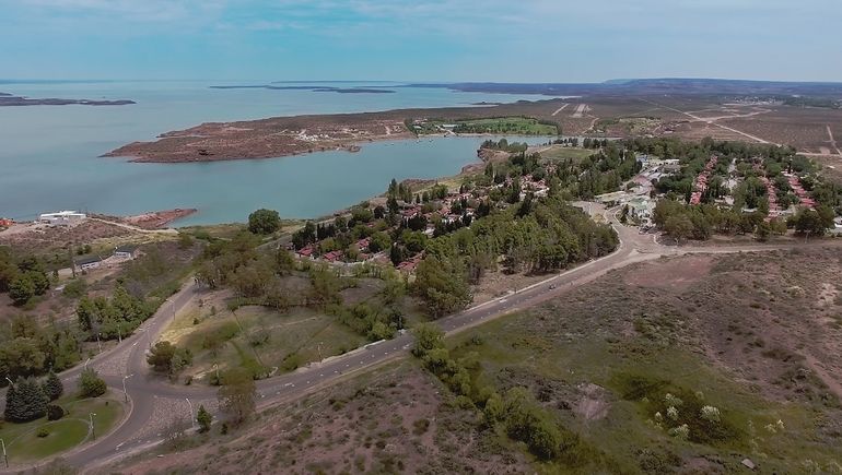 El cineasta eligió Villa El Chocón como escenario para la serie