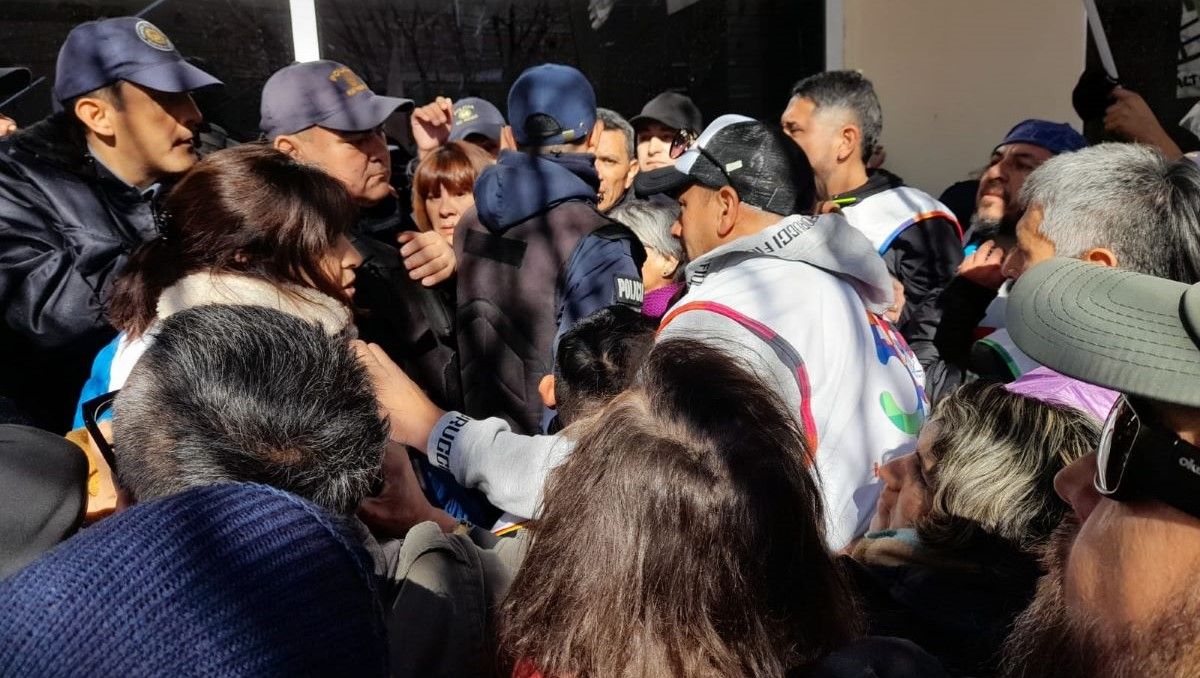 Crece la tensión en las afueras de la Legislatura entre manifestantes de la Unter y la Policía.&nbsp;