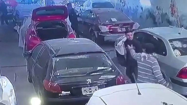 Video: mecánico demoró en entregarle el auto y el cliente lo golpeó brutalmente