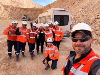 Agustín Del Castillo, gerente De Asuntos Institucionales y Comunicación de Cerro Vanguardia, desde el llano. Foto: gentileza Cerro Vanguardia. Agustín Del Castillo, gerente De Asuntos Institucionales y Comunicación de Cerro Vanguardia, desde el llano. Foto: gentileza Cerro Vanguardia.