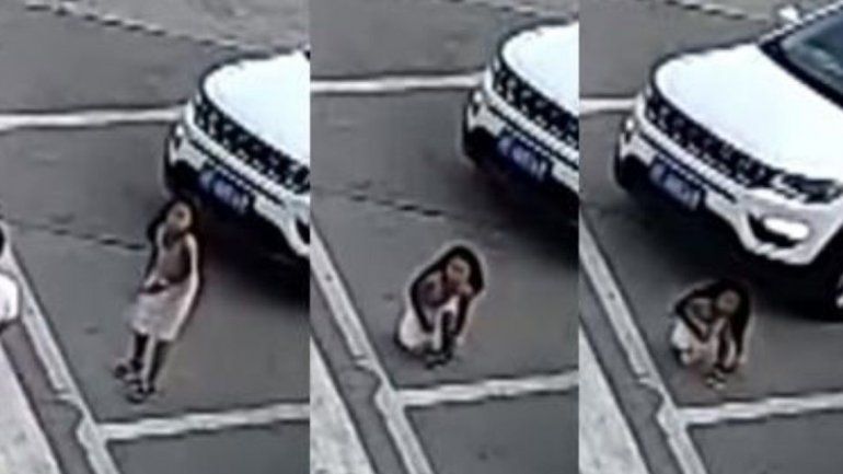 Se agachó para atarse los cordones y una camioneta le paso por arriba