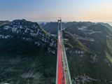 El Puente del Gran Cañón de Huajiang se extiende por más de 2.890 metros de longitud, con un vano máximo de 1.420 metros.