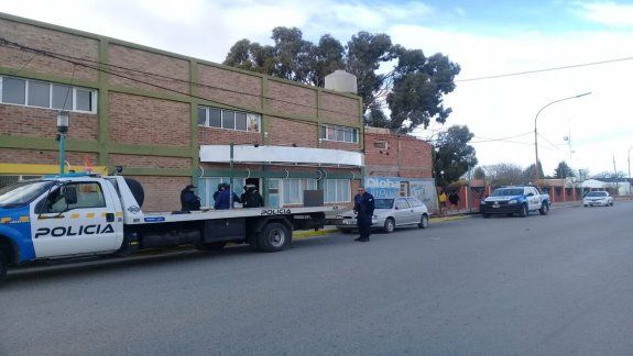 Dos demorados por un tiroteo cerca de una escuela 