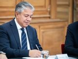 El gobernador Rolando Figueroa poniendo la firma.