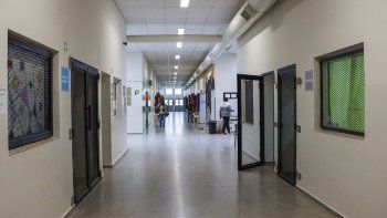 La escuela que parece una cárcel para cuidarse de los robos
