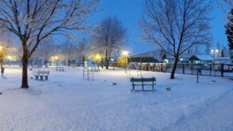 El Cholar se cubrió de nieve y la gente está feliz