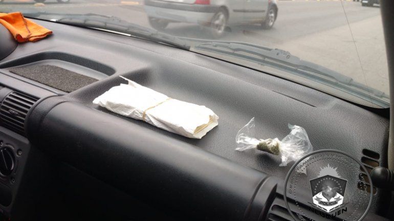 Circulaban con marihuana, cocaína y dólares truchos sobre el tablero del auto: fueron demorados