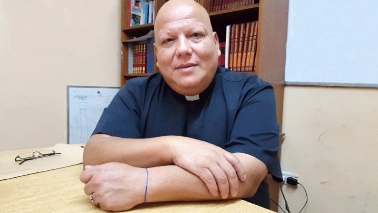 Murió de coronavirus el padre Bachi, el cura villero