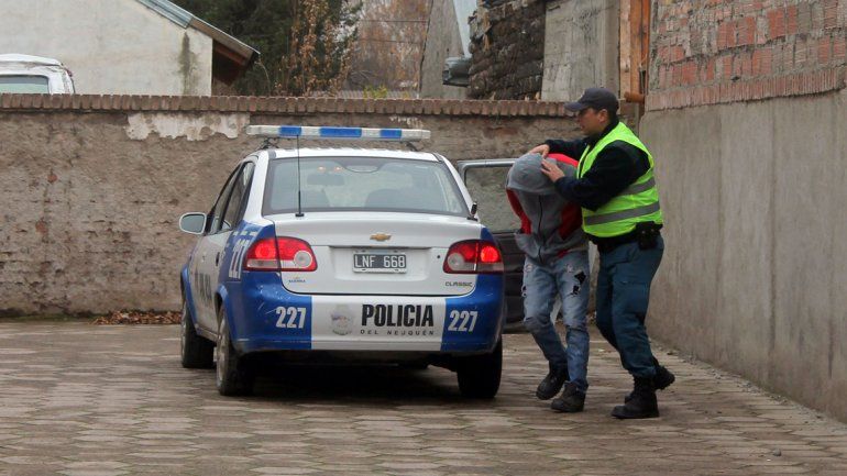 Así trasladaron al acusado de abusar de la joven en Junín de los Andes.&nbsp;