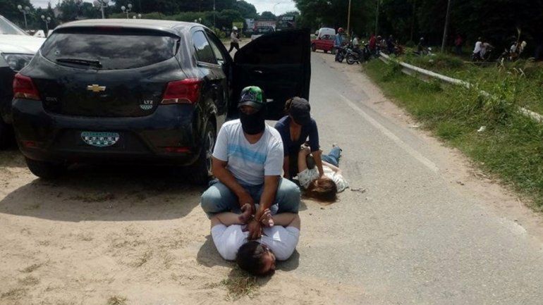 De película: se fugaban y tiraban la cocaína del auto