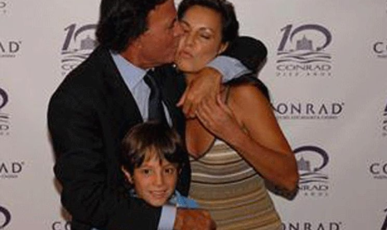 El amor de Mónica Gonzaga y Julio Iglesias duró 10 años, pero ellos siguieron siendo amigos toda la vida. En la foto, los dos junto al hijo de ella, Adriano.
