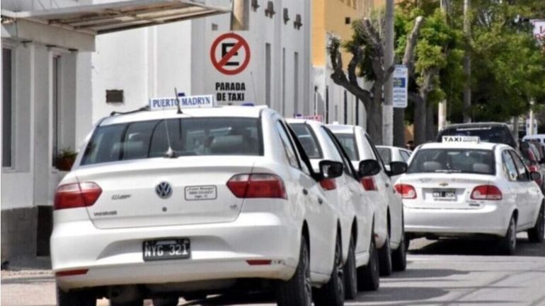 Taxis en una parada de Puerto Madryn, donde una ordenanza prohíbe la app de viaje UBER. Taxis en una parada de Puerto Madryn, donde una ordenanza prohíbe la app de viaje UBER.
