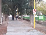 Los mayores de 10 años no pueden andar en bicicleta por la plaza San Martín. Lo dice una ordenanza. Pero son muchos los que no la cumplen. 