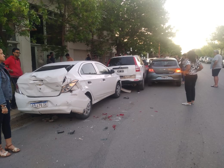 Video: menor sin licencia protagonizó múltiple choque en el centro