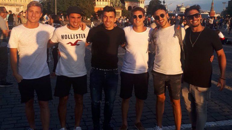 El Huevo Acuña fue reconocido por hinchas paseando en la Plaza Roja.