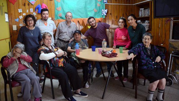 Apadrinaron a 14 abuelos que nadie los visitaba