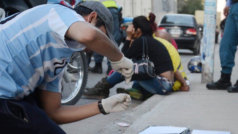 En Lastra y Saavedra quedaron tiradas la moto y la droga. Allí hubo un detenido.