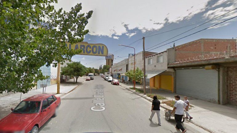 Un adolescente recibió dos puñaladas por salvar a una mujer a la que le robaban