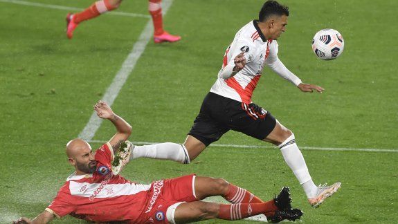 River sufrió con Argentinos y se define en La Paternal