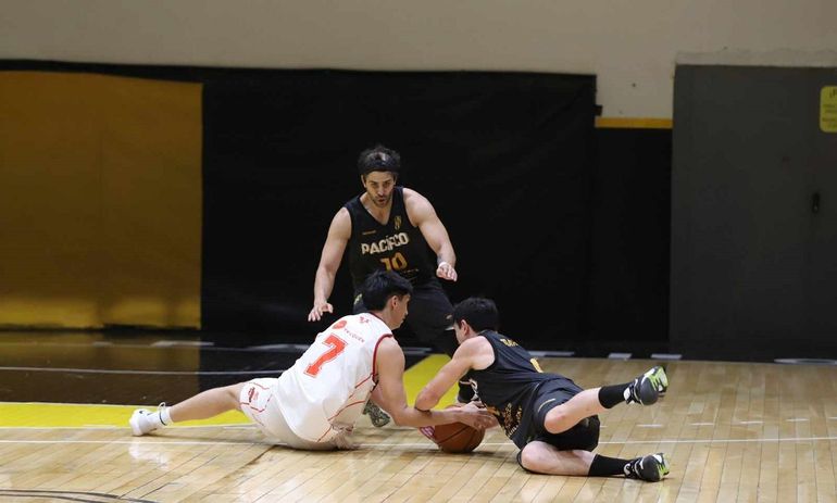 Maranguello pelea con Santana. Romera llega a la jugada. Fotos: Claudio Espinoza Maranguello pelea con Santana. Romera llega a la jugada. Fotos: Claudio Espinoza