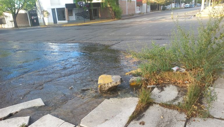 Gran pérdida de agua preocupó a vecinos del centro neuquino