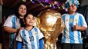 Franchesca construyó el trofeo con cartón reciclado.