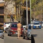 Se conocieron los motivos del escandaloso acto de nudismo en el centro neuquino. | LM Neuquen Se conocieron los motivos del escandaloso acto de nudismo en el centro neuquino.