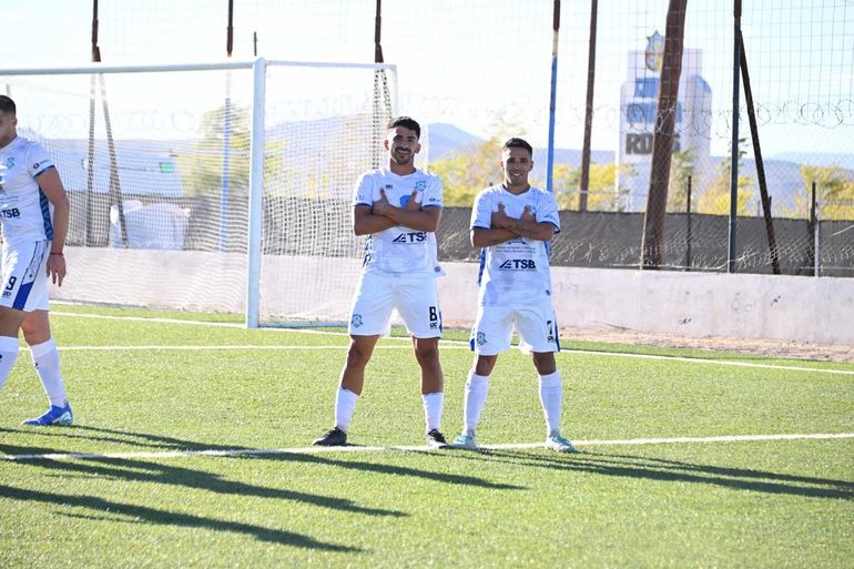 Navarro (7) festeja con Facundo Miguel (8) un gol en el inicio del campeonato. 