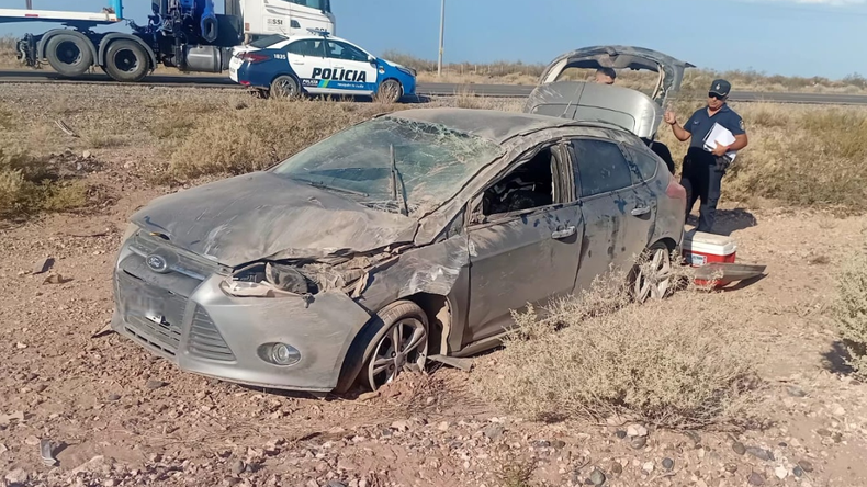 El auto queddó destruido al costado de la ruta 51, camino a Mari Menuco | LM Neuquen El auto queddó destruido al costado de la ruta 51, camino a Mari Menuco