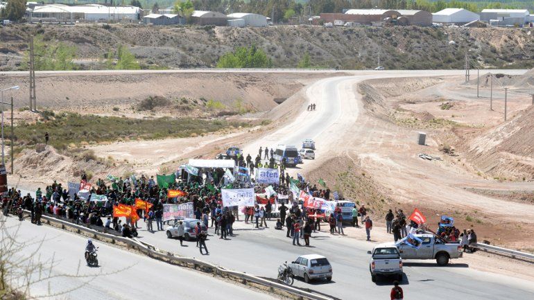 Los manifestantes hicieron un acto en las inmediaciones del puente.