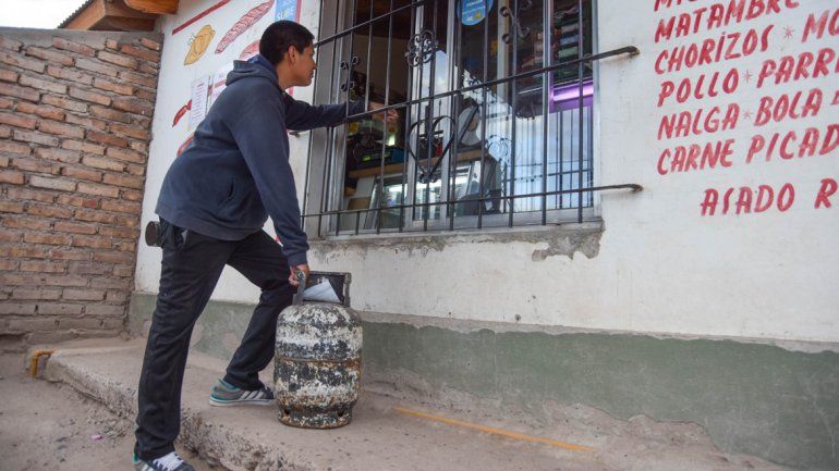 Con la llegada del frío se acentúa el consumo de gas envasado. Algunos comercios se aprovechan con los precios.