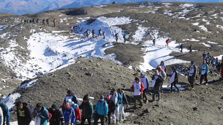 Lo multan por organizar un homenaje a los héroes de la Guerra de Malvinas en el volcán Copahue