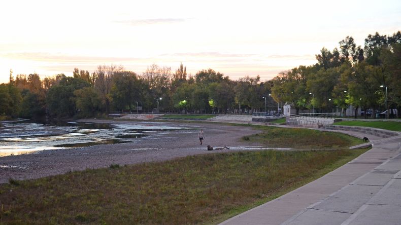 Así está el brazo del río Limay en el balneario Albino Cotro.