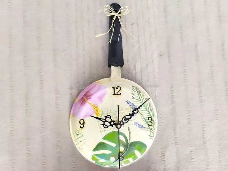 El paso a paso para convertir la sartén en un reloj. El paso a paso para convertir la sartén en un reloj.