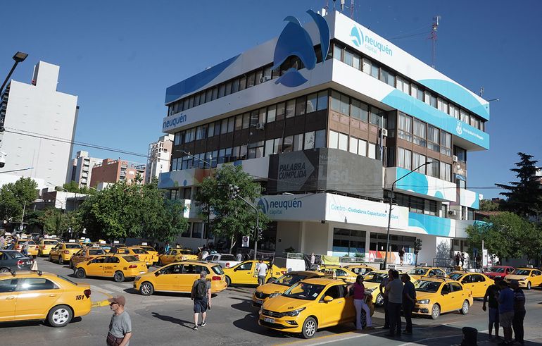 Caos y protesta de taxistas en pleno centro de Neuquén: ¿qué reclaman?