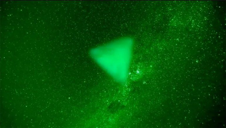 Un destructor de los EE.UU. filmó un OVNI con forma piramidal