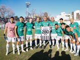 Manolo Berra y sus compañeros en la previa del partido, con la camiseta en homenaje al capitán. Fotos: Anahí Cárdena 
