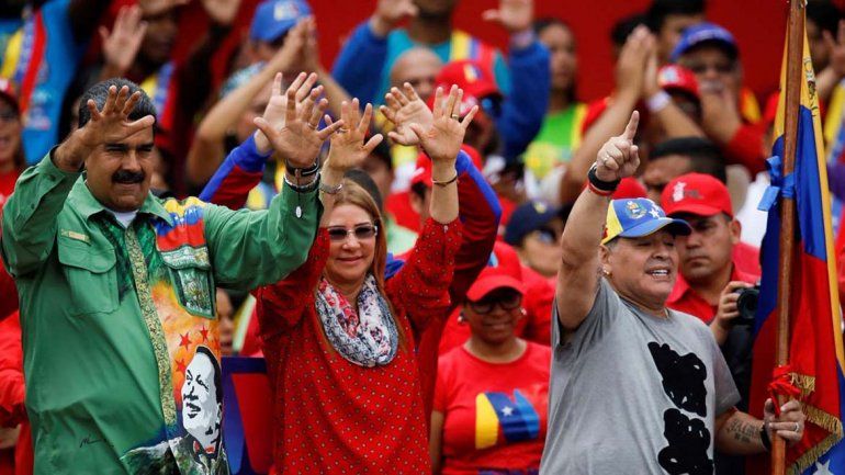 Maradona sorprendió con un baile en el acto de cierre de campaña de Maduro