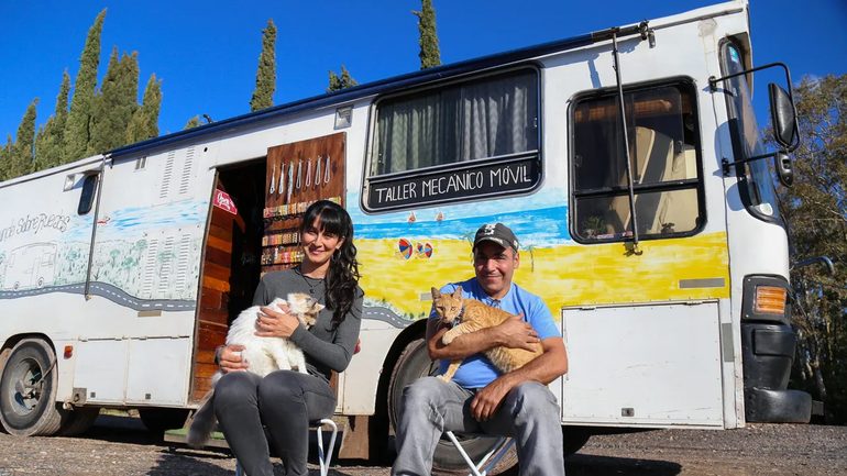 La historia del taller mecánico móvil que llama la atención en el barrio Santa Genoveva
