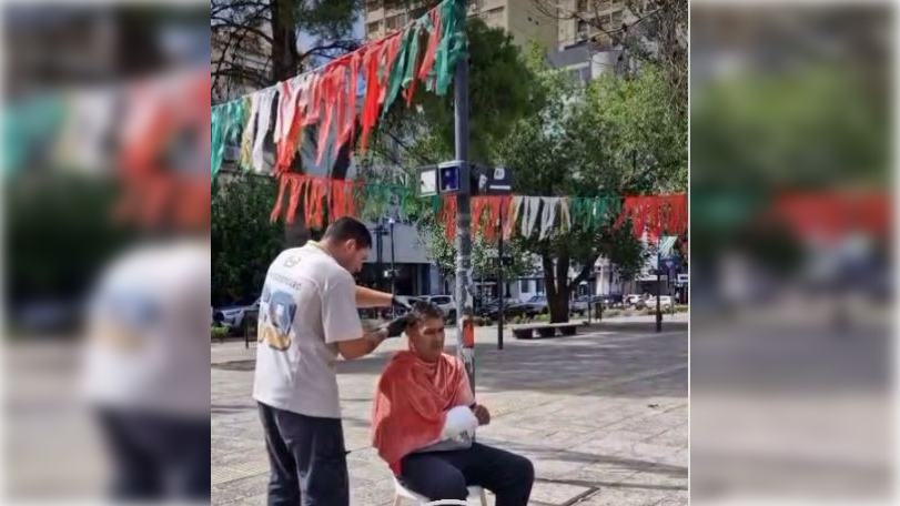 Los jóvenes ofrecen cortes de cabello gratis en pleno centro de Neuquén.&nbsp;