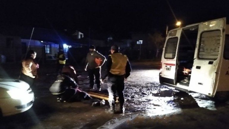 Una ciclista fue arrollada por un taxi en Junín de los Andes y salvó su vida de milagro. 