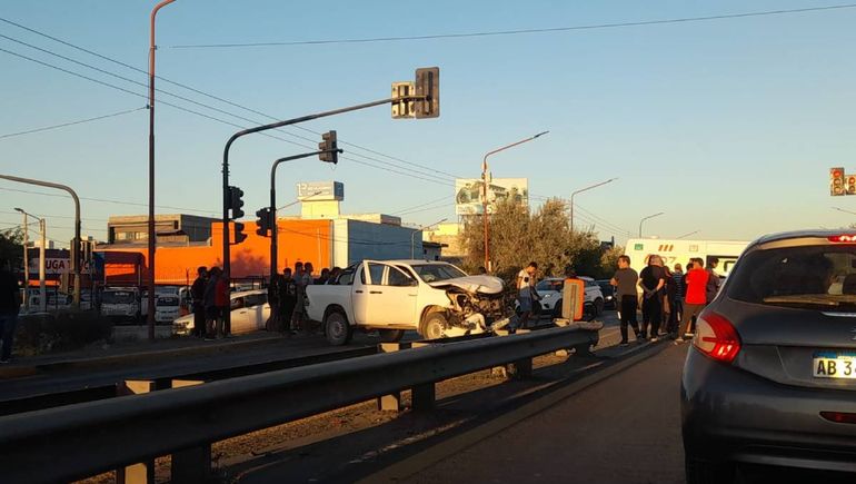 Chocaron con su camioneta a un auto y quisieron alejarse pero la Policía se los impidió