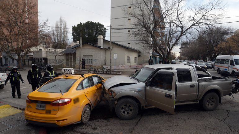 Violento choque entre un taxi y una camioneta en pleno centro neuquino