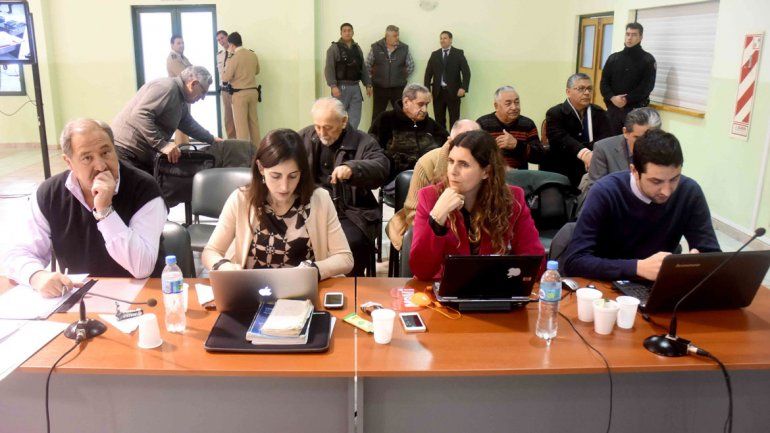 Los defensores delante de algunos de los represores imputados.