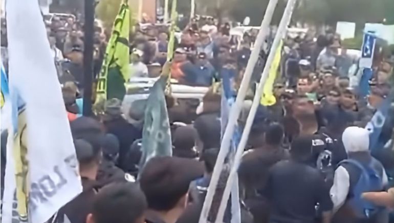 El cruce entre petroleros y la Uocra se dió poco antes de la inauguración de sesiones ordinarias en la Legislatura de Chubut.