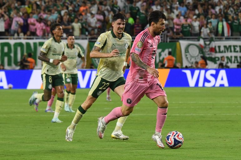 Lionel Messi encarando con la pelota contra Palmeiras, en el Mundial de Clubes. 