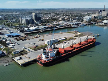 El Puerto de Bahía Blanca busca alcanzar los 51,5 pies de profundidad para permitir la salida de buques Suezmax. El Puerto de Bahía Blanca busca alcanzar los 51,5 pies de profundidad para permitir la salida de buques Suezmax.