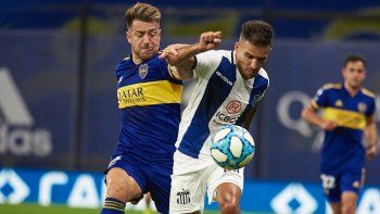 Buffarini, de Boca, pelea el balón con un rival de la T. Así de apretada será la definición. Buffarini, de Boca, pelea el balón con un rival de la T. Así de apretada será la definición.