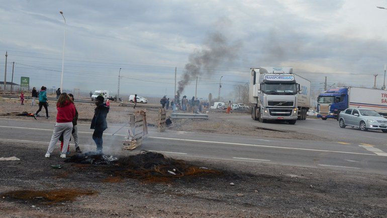 Vecinos de Ruca Antú y El Trebol cortaron ruta 7 por falta de luz